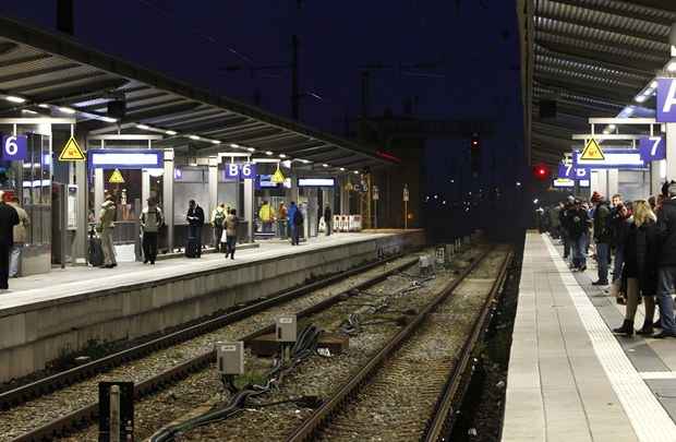 Passageiros aguardam por trem na estação de Munique