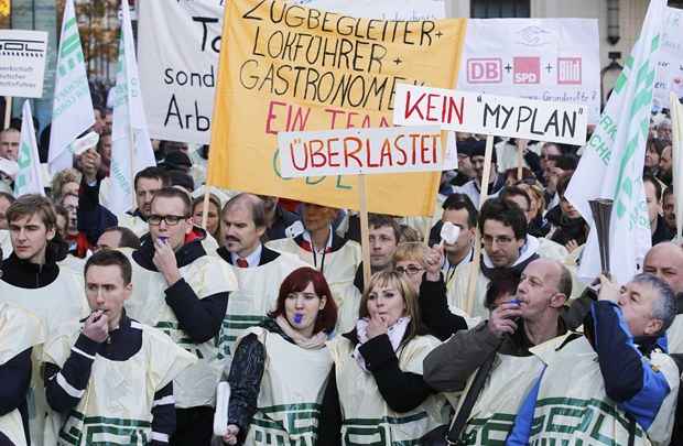 Sindicato de maquinistas GDL faz protesto na praça Potsdamer Plat, em Berlim