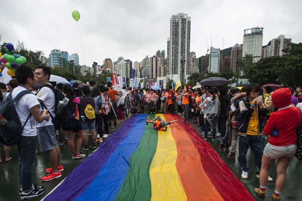 A marcha passou pelas áreas onde os manifestantes pró-democracia acamparam por um mês pedindo a destituição do governo local