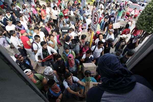 Ontem, professores e alunos bloquearam uma rodovia para protestar