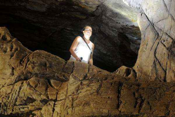 A experiente guia local Maria de Freitas mostra os segredos da caverna das Samambaias: difícil acesso