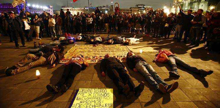 Manifestantes protestam em frente do Palácio Nacional, no coração da Cidade do México, contra a morte dos 43 estudantes