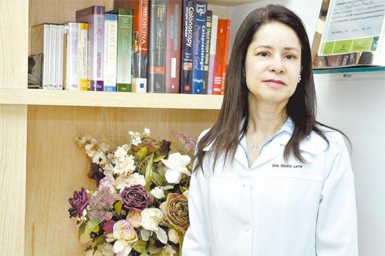 Segundo a médica Sinara Leite, o exame precisa ser feito a partir dos 50 anos. Antes disso, a análise das fezes e a avaliação proctológica bastam