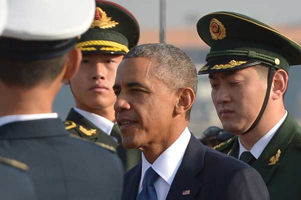 Presidente dos EUA, Barack Obama passa por uma guarda de honra no aeroporto internacional de Pequim