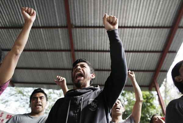 Manifestantes que protestavam nos arredores do aeroporto de Acapulco, sul do México