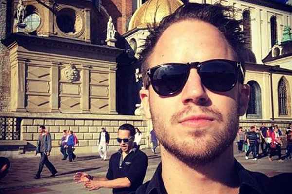 A Austrália cancelou, na semana passada, o visto do consultor norte-americano Julien Blanc, conhecido por ensinar homens a levar mulheres para cama com estratégias que incluem abuso físico e emocional