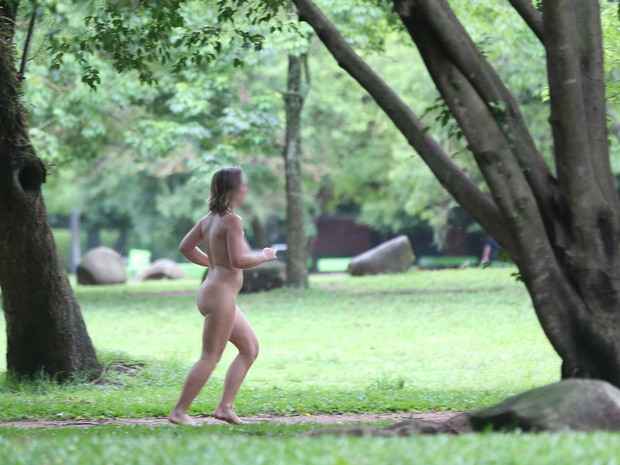 Evento em rede social reúne 10 mil para corrida de pelados em Porto Alegre