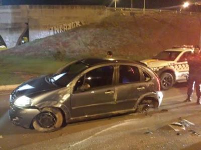 Os criminosos abandonaram o carro após capotá-lo