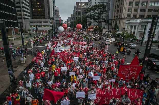 Os grupos pedem pela intervenção popular nos rumos do país