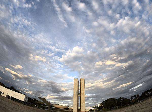 Hoje, a umidade relativa do ar deve variar entre 95% e 60%