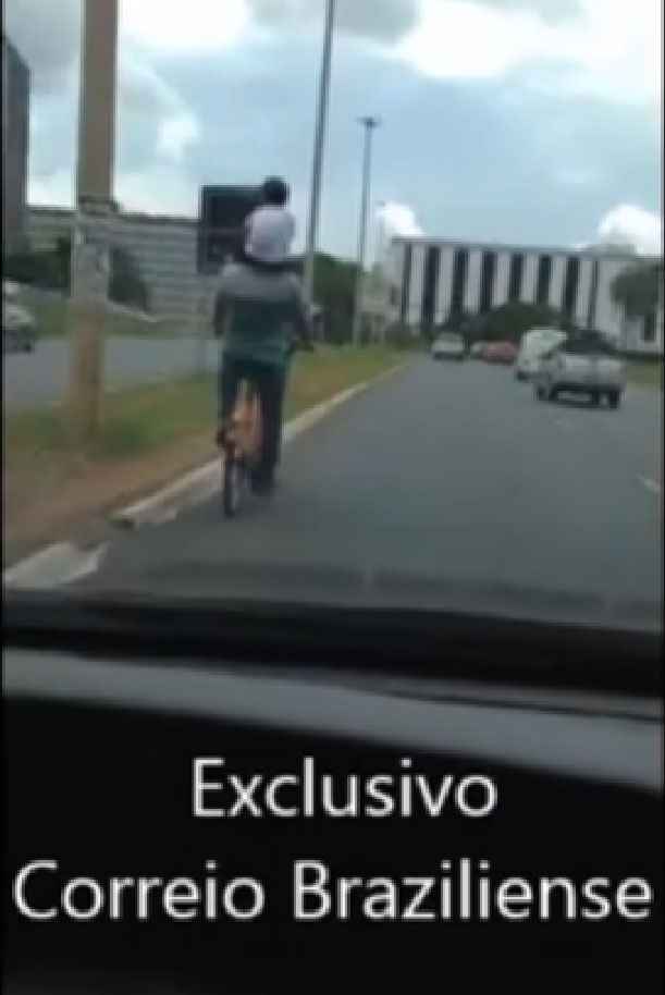 Vídeo: ciclista equilibra criança sobre os ombros, no trânsito de Brasília