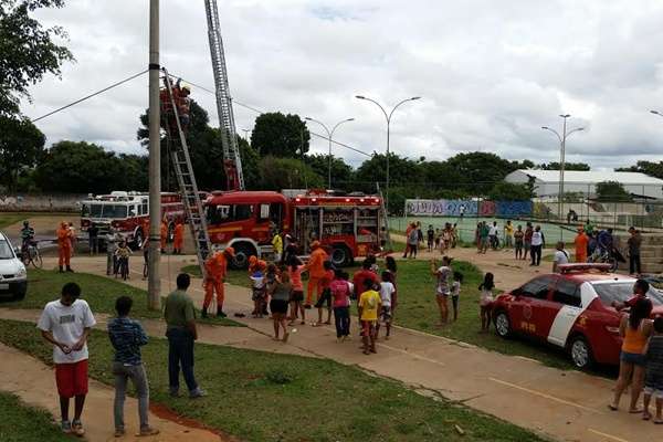 O trabalho faz parte do Projeto Bombeiro nas Quadras, que visa estreitar o relacionamento com a população