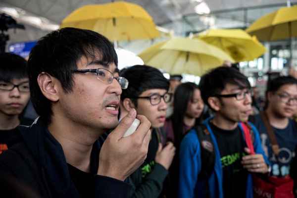 O dirigente da Federação de Estudantes de Hong Kong Alex Chow (E), junto a Nathan Law e Eason Chung pretendia ir a Pequim