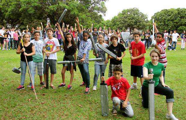 Durante o encontro na região do Castelinho dentro do Parque, um dos organizadores repetia falas do livro seguida de respostas da plateia