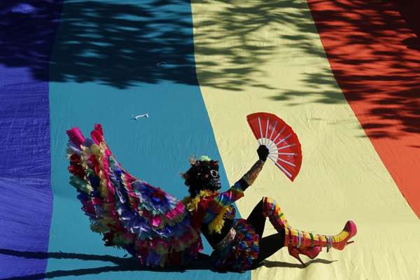 Participante do Orgulho LGBT durante performance na Praia de Copacabana