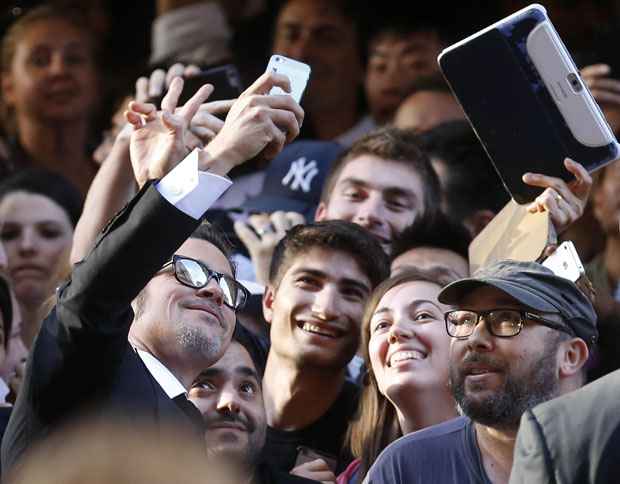 Já Brad Pitt tomou a iniciativa e ele mesmo fez o selfie no celular de um fã