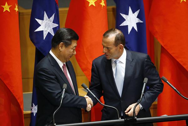 Presidente da China, Xi Jinping cumprimenta o primeiro-ministro australiano Tony Abbott depois da cerimônia de assinatura do acordo