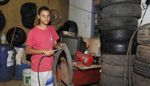 Douglas Ferreira de Almeida trabalha em uma borracharia na Vila Estrutural