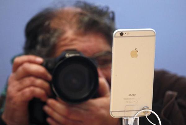 Fotógrafo tira uma foto de um iPhone 6 Plus depois que ele começou a ser vendido na loja da Apple em Sydney