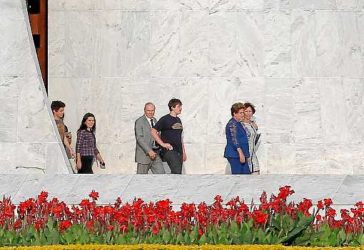 Dilma visita a Capela do Palácio da Alvorada em companhia do ministro Guido Mantega, que deixará o governo, e da mulher e do filho dele