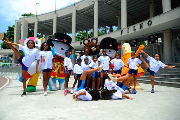 Mascotes que marcaram a história das Olimpíadas visitam o Estádio Maracanã e posam para fotos com as crianças da Vila Olímpica de Santa Cruz