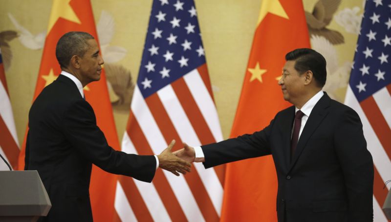 Aperto de mãos entre o presidente dos Estados Unidos, Barack Obama, e o presidente chinês Xi Jinping