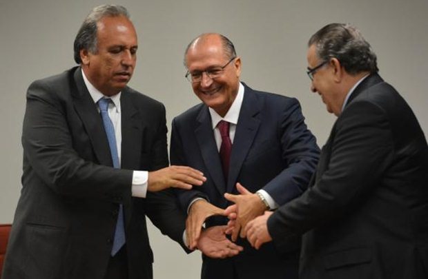 Os governadores do Rio,Luiz Fernando Pezão, de São Paulo, Geraldo Alckmin, e de Minas Gerais, Alberto Pinto Coelho, cumprimentam-se durante audiência sobre transposição do Paraíba do Sul