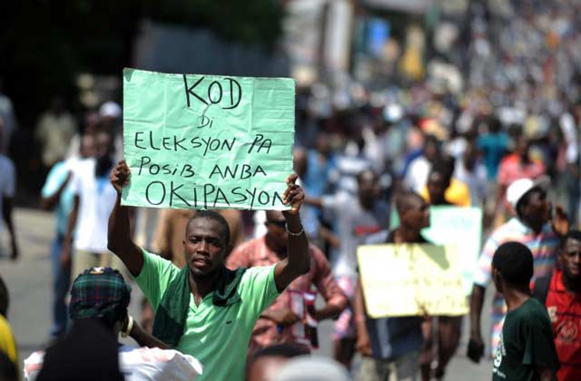 Na sexta-feira, (28/11), haitianos voltaram a protestar em Porto Príncipe para exigir a renúncia do presidente, do primeiro-ministro Laurent Lamothe e a convocação de eleições livres