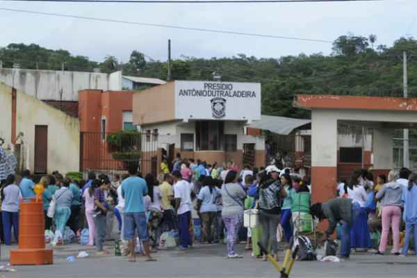 Nos dias de visita, uma longa fila se forma em frente ao Presídio Dutra Ladeira, em Ribeirão das Neves (MG). Antes de ver o preso, parentes passam pela revista que é condenada por entidades de defesa de direitos humanos