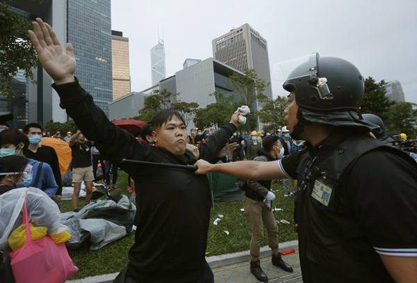 Manifestantes ficaram feridos e alguns foram atendidos por voluntários depois que a polícia utilizou spray de pimenta