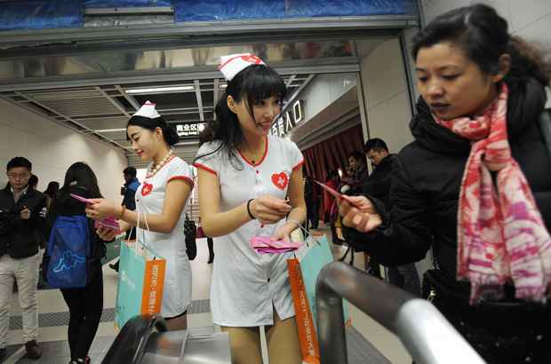 Em campanha, ativistas distribuíram preservativos em estação de metrô de Wuhan, na China