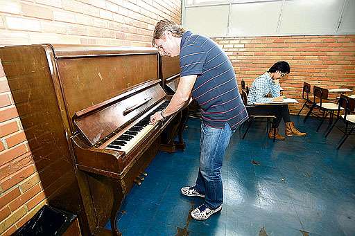 O professor Oswaldo Amorim diz que a Escola de Música precisa de mais dinheiro do que o Curso de Verão