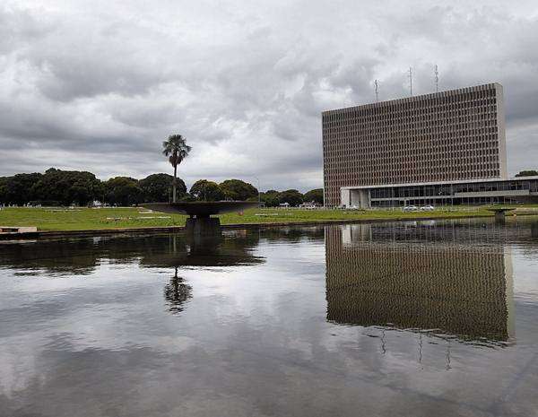 A umidade relativa do ar deve variar entre 94% e 60%