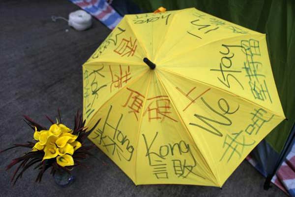 Hong Kong: alunos pedem diálogo e líderes do Occupy Central se entregam à polícia