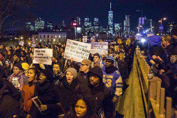 É possível ver o One World Trade Center, em Manhattan, no fundo das manifestações que exigem justiça para Eric Garner