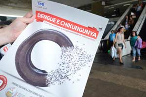 Folhetos educativos no Dia D de Combate à Dengue e Chikungunya