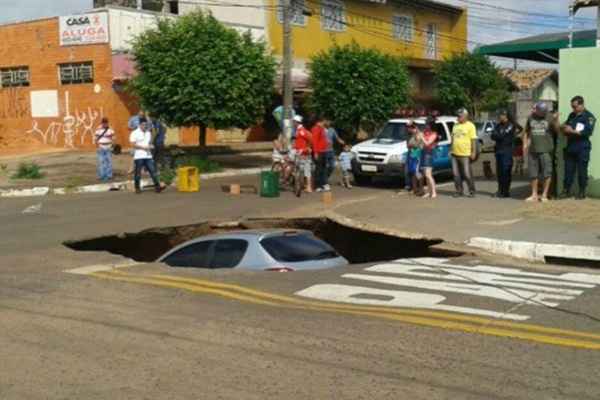 Pessoas que passavam pelo local tentaram ajudar, mas o carro precisou de guincho para sair da cratera