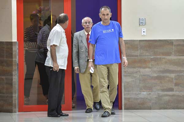 Vestindo camiseta azul, Félix Báez caminha e aparenta boa saúde