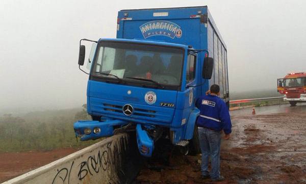 O acidente aconteceu por volta das 7h30 quando o motorista perdeu o controle da direção