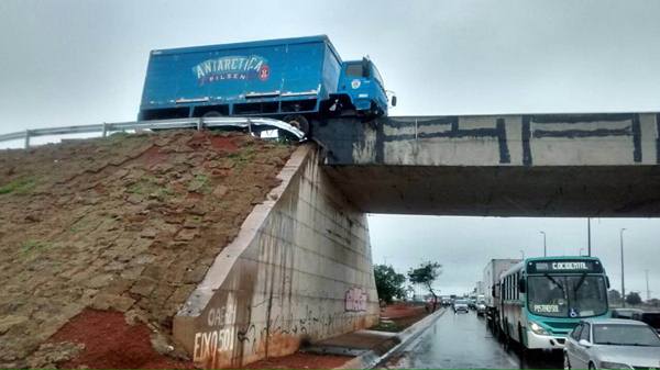 O condutor alega que no momento do acidente havia óleo na pista e ele perdeu o controle