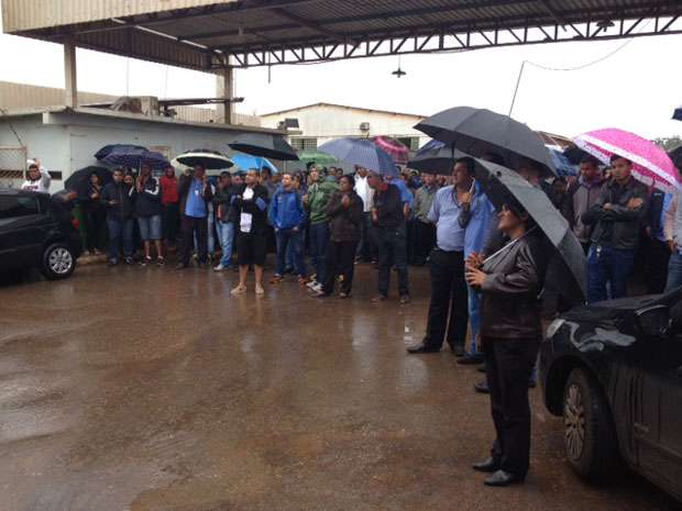 Funcionários da empresa Marechal mobilizados em frente à garagem da empresa: sem pagamento