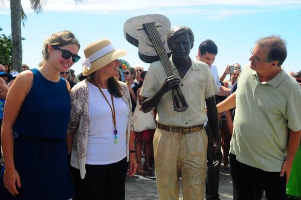 Personalidades como Sérgio Cabral prestigiaram a cerminônia de inauguração da estátua de Tom Jobim