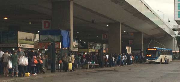 Moradores de 13 regiões administrativas podem voltar para casa com o transporte coletivo