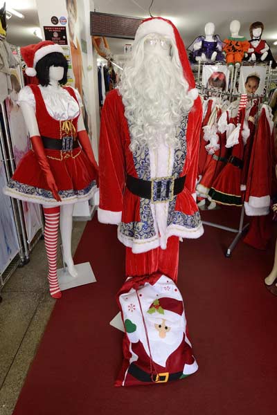 As fantasias de Papai Noel não param nas prateleiras