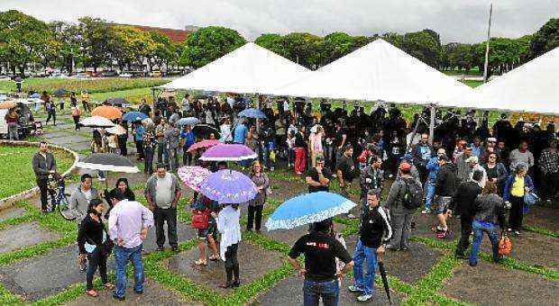 Cerca de 600 professores se reuniram ontem em frente ao Palácio do Buriti: em caso de greve, o ano letivo ainda pode ser muito prejudicado