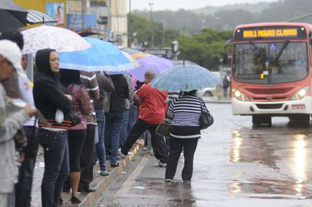 Passageiros ficaram por horas à espera de transporte