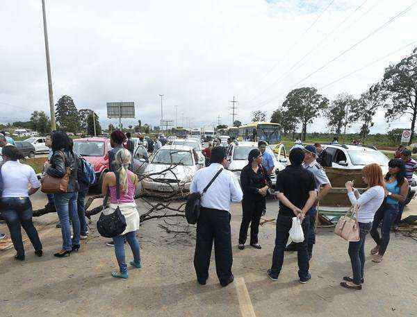 Manifestantes utilizaram galhos e objetos de madeira para bloquear a pista