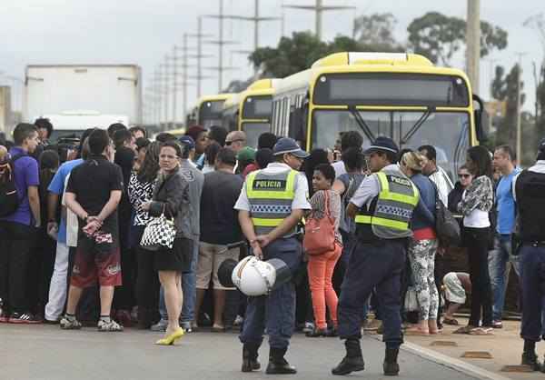 Com a paralisação, os passageiros foram obrigados a desembarcar no terminal do Gama