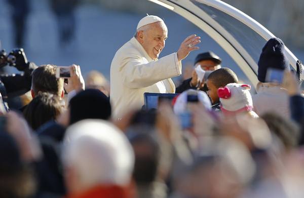 Papa Francisco chega para liderar audiência geral na Praça de São Pedro, no Vaticano