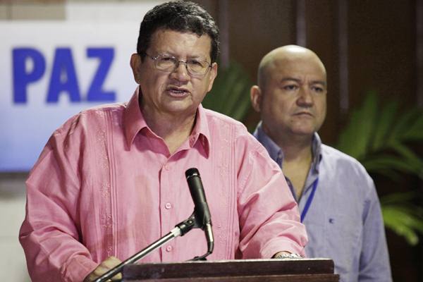 O negociador das Farc, Pablo Catatumbo, fala com os jornalistas em Havana